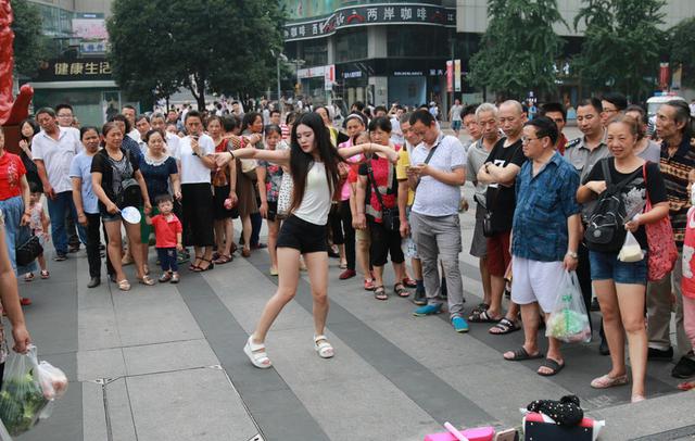 独家揭秘：美女尽情释放魅力，直播App全新升级