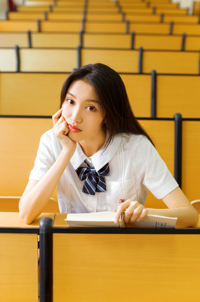 制服美女手机游戏：重温校园青春，挑战多样化玩法