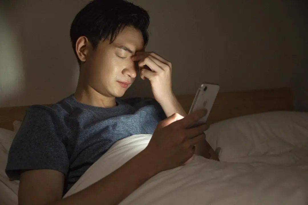 手机射机游戏-手机射击游戏：便携与刺激的完美结合，但需注意视