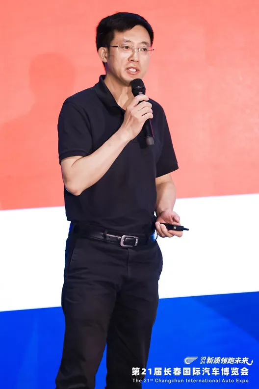 手机砸车游戏视频：情绪催化剂背后的社会现象
