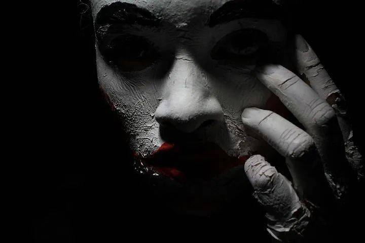 孔中窥见：生活的点滴、人性的光辉与阴影